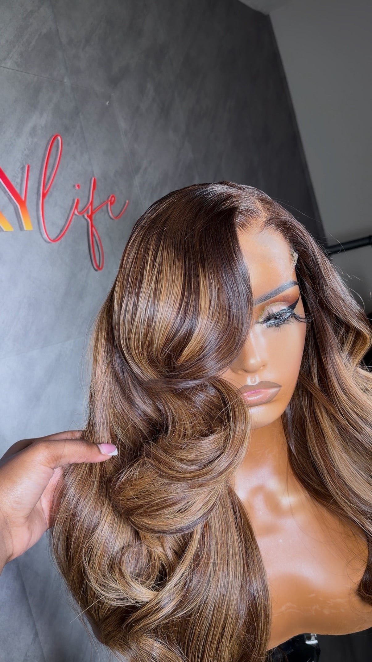 Hazel 👑 - on hand